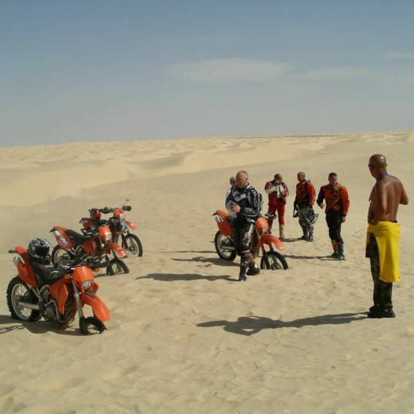 Motorradreisen Tunesien Enduro Wüstenstaub Feier